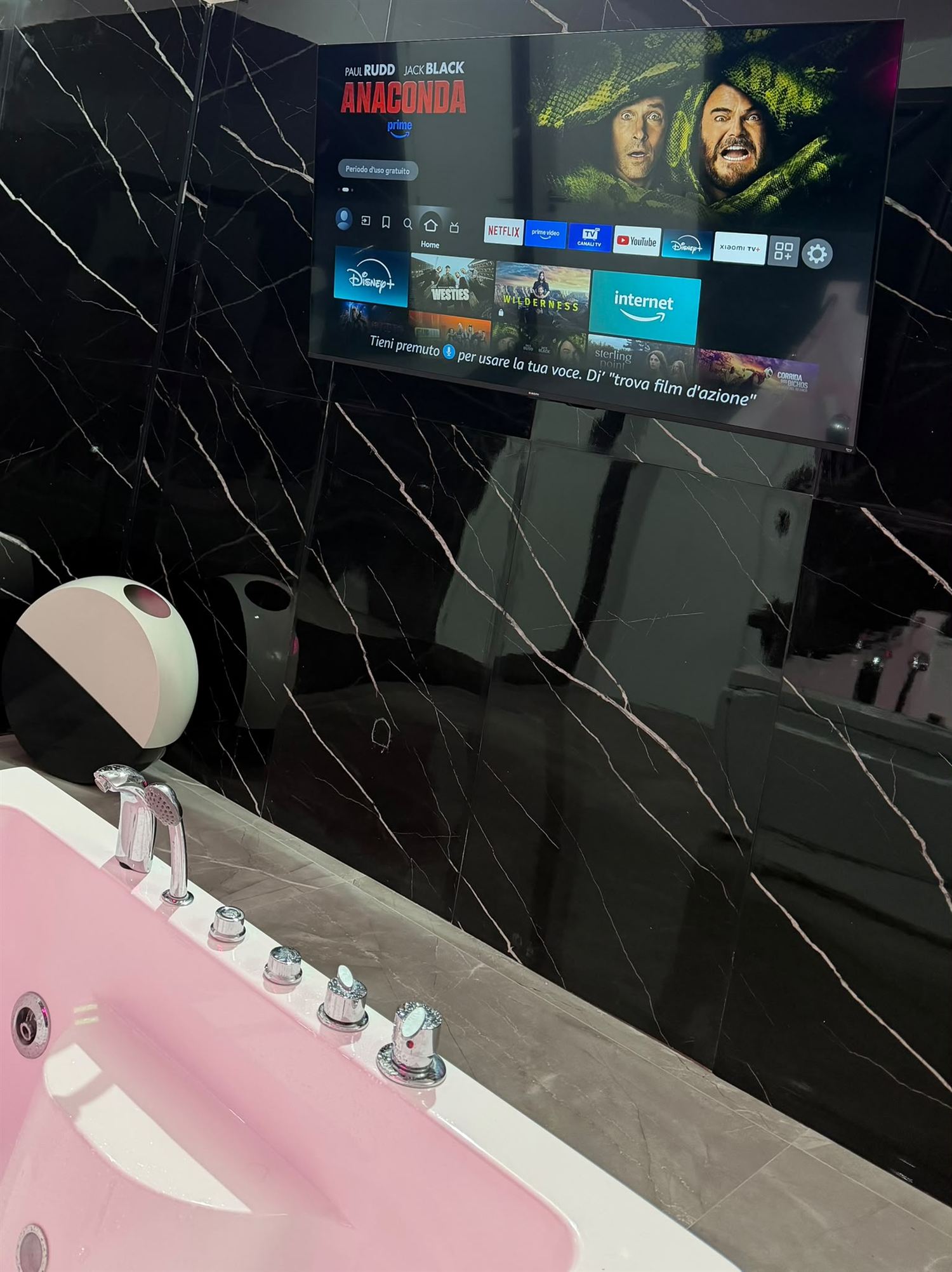 Smart TV visibile dalla vasca idromassaggio