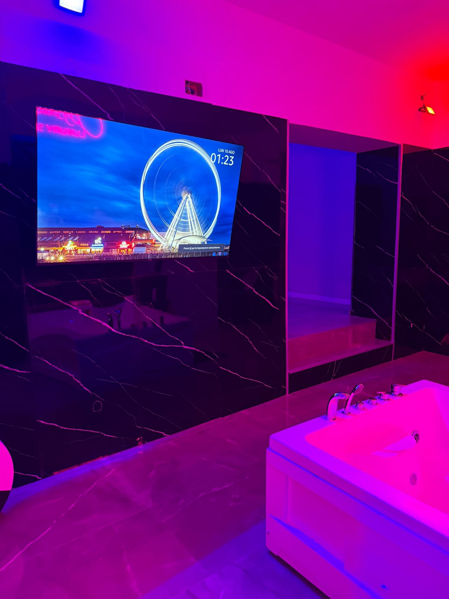 Parete in marmo nero con smart TV